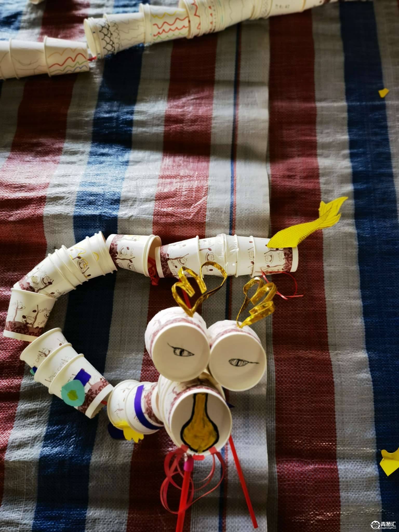 在实践中了解龙舟的结构,自告奋勇分3队,用一次性纸杯分别制作龙头